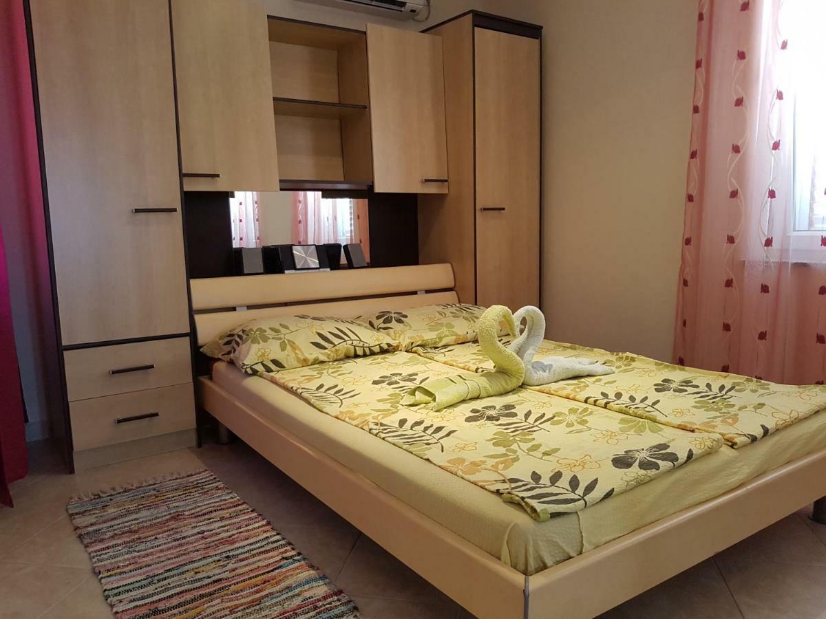 Apartments Mara Novi Vinodolski Bagian luar foto